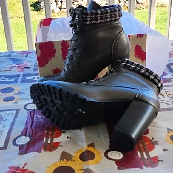 Dolce Boots for Women, size 6.5 - Picture 1 of 5